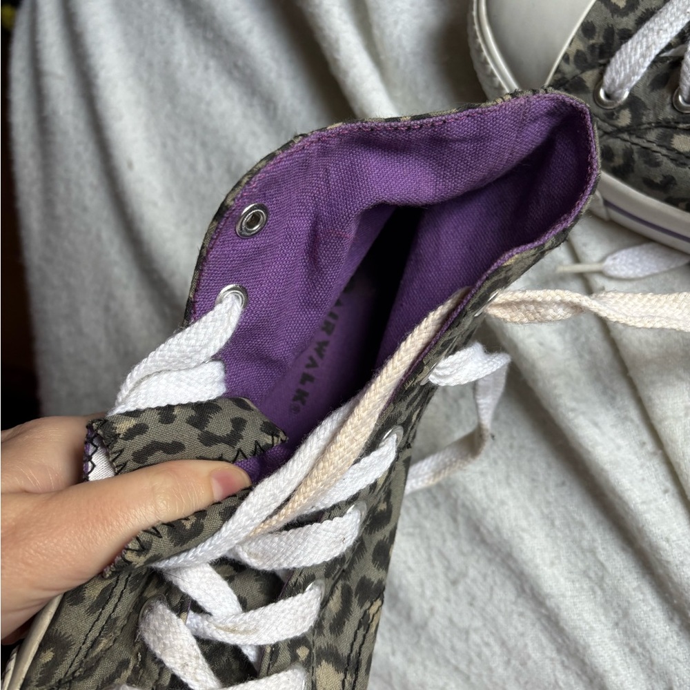 Women's size 6 Airwalks - Picture 3 of 3